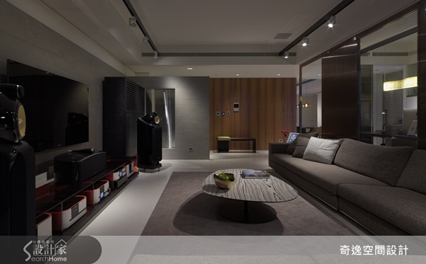 屋主夫妻對於現代風格有所偏愛，買下這間位於台中市的