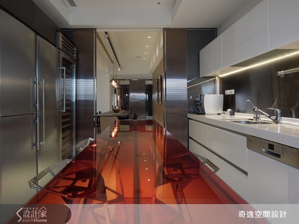 屋主夫妻對於現代風格有所偏愛，買下這間位於台中市的