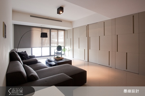 這一間以黑色、白色和紅色為設計風格的空間，聽起來很