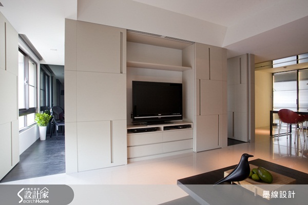 這一間以黑色、白色和紅色為設計風格的空間，聽起來很