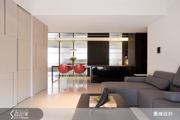 這一間以黑色、白色和紅色為設計風格的空間，聽起來很