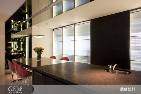 這一間以黑色、白色和紅色為設計風格的空間，聽起來很