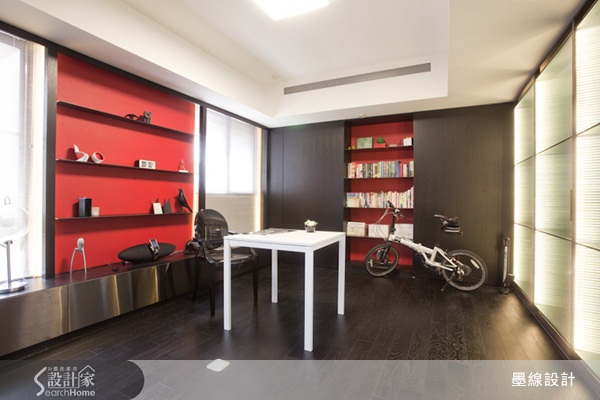 這一間以黑色、白色和紅色為設計風格的空間，聽起來很