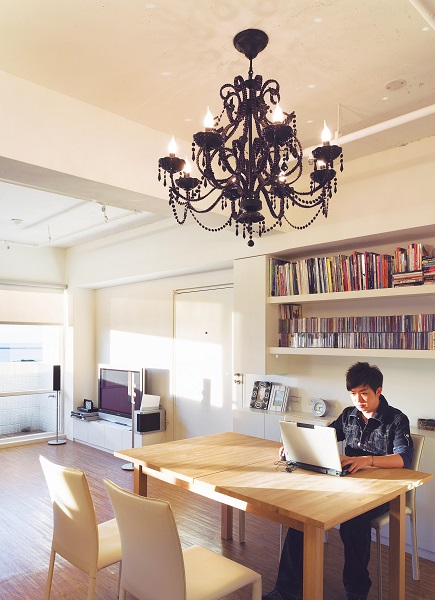 彩妝造型師李明川一個人住的家，位於同樣有絕佳美麗海