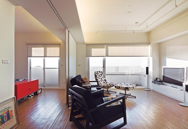 彩妝造型師李明川一個人住的家，位於同樣有絕佳美麗海