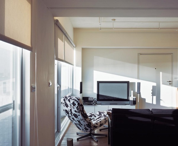 彩妝造型師李明川一個人住的家，位於同樣有絕佳美麗海