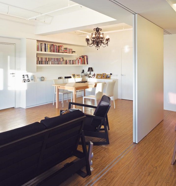 彩妝造型師李明川一個人住的家，位於同樣有絕佳美麗海