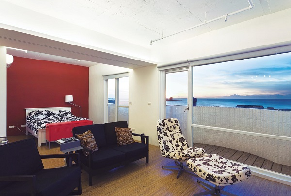 彩妝造型師李明川一個人住的家，位於同樣有絕佳美麗海