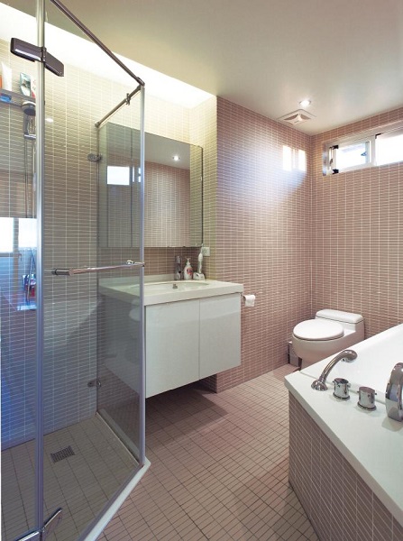 彩妝造型師李明川一個人住的家，位於同樣有絕佳美麗海