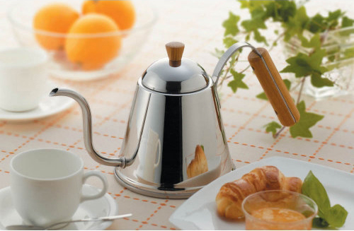 沖泡咖啡的過程是愉悅的。從手沖壺、濾網、牛奶鍋、馬