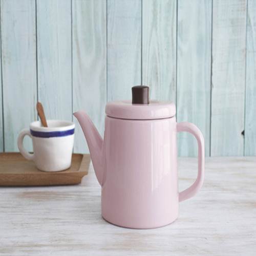 沖泡咖啡的過程是愉悅的。從手沖壺、濾網、牛奶鍋、馬