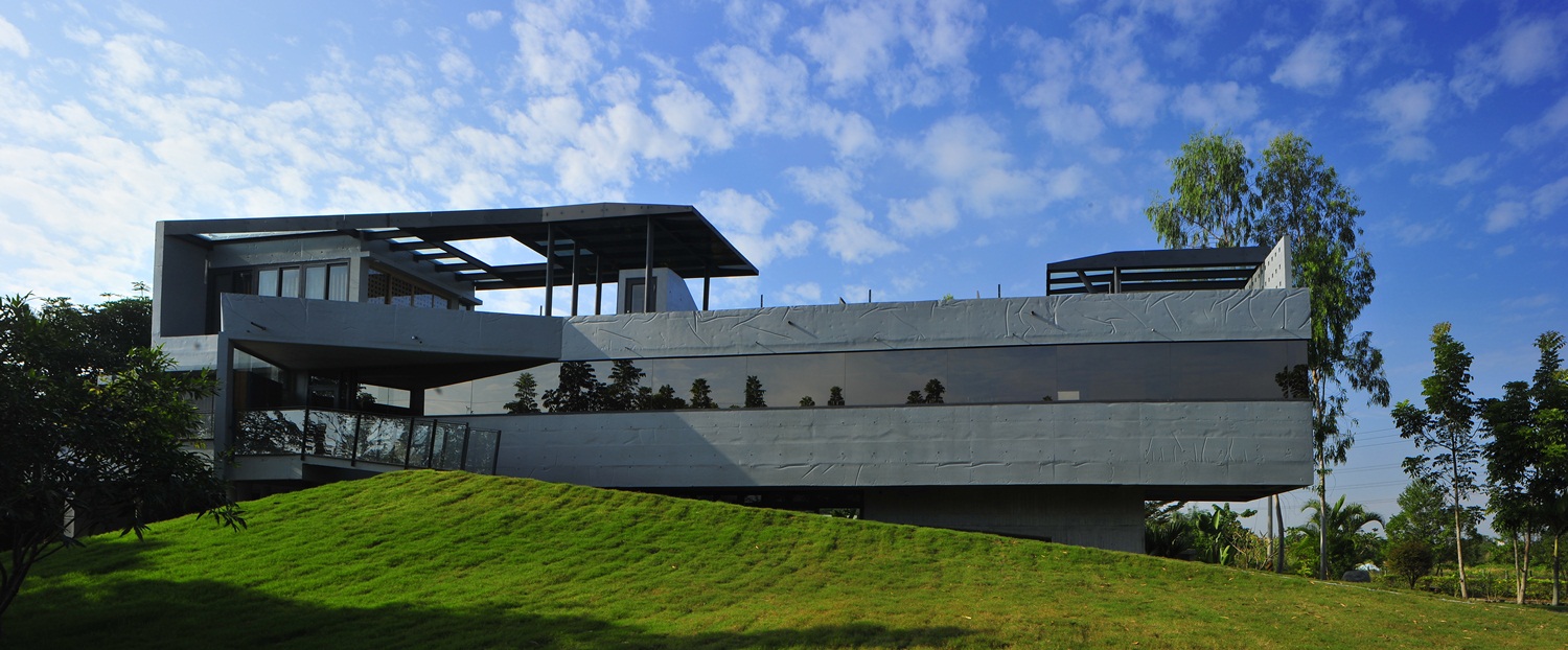 在南投一塊總面積達1600坪的土地上，矗立著一個看似縣