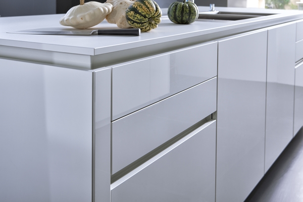 褪去厚重的傳統廚房框架，營造極簡漂浮感。在德國LEIC