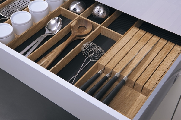 褪去厚重的傳統廚房框架，營造極簡漂浮感。在德國LEIC