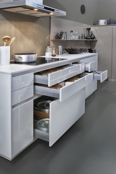 褪去厚重的傳統廚房框架，營造極簡漂浮感。在德國LEIC