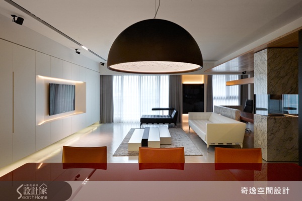 喜愛時尚、熱愛跑車的屋主買下這間位於台北市南港的房