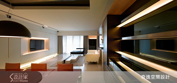 喜愛時尚、熱愛跑車的屋主買下這間位於台北市南港的房