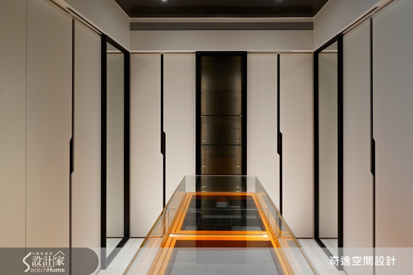 喜愛時尚、熱愛跑車的屋主買下這間位於台北市南港的房