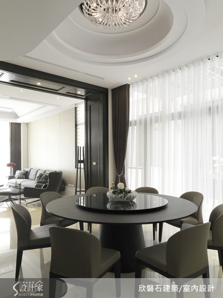 一處位於台中五層樓的百坪獨棟別墅，住著三代同堂的家