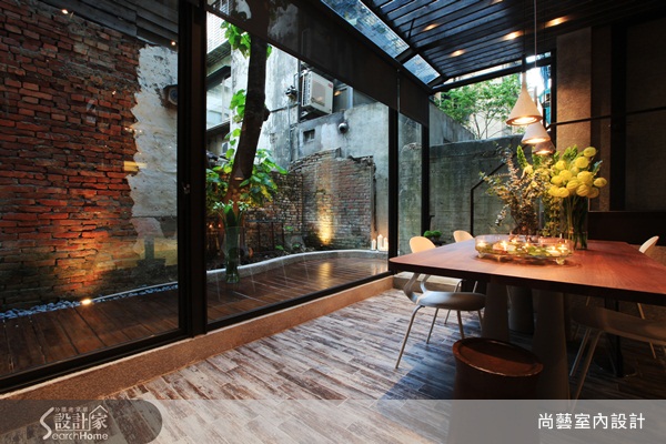 走進台北市的舊房子街區，倏然吸引住所有流動路人眼光