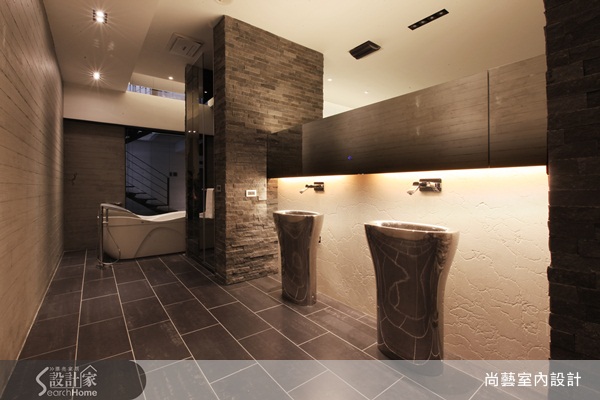 走進台北市的舊房子街區，倏然吸引住所有流動路人眼光