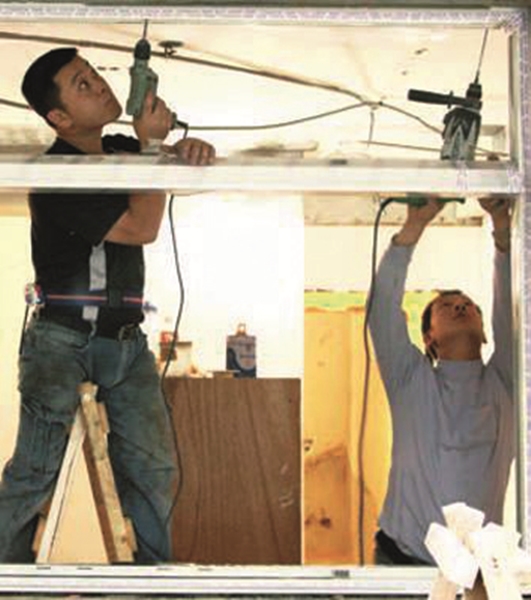 鋁窗工程會需要使用到泥作，因此通常會安排在與泥作工