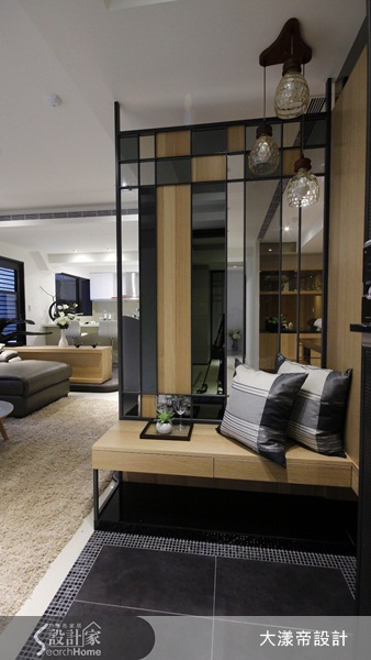 這間位於新店區的房子，居住成員有夫妻和一個孩子。屋