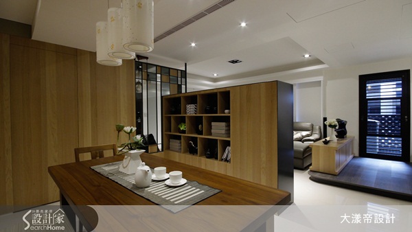 這間位於新店區的房子，居住成員有夫妻和一個孩子。屋