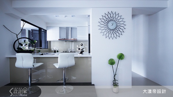 這間位於新店區的房子，居住成員有夫妻和一個孩子。屋