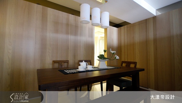 這間位於新店區的房子，居住成員有夫妻和一個孩子。屋