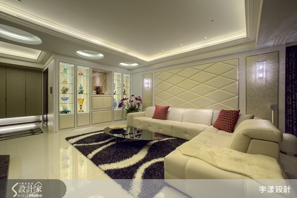 走進這間位於台北市的新成屋,從玄關地面的大理石地坪