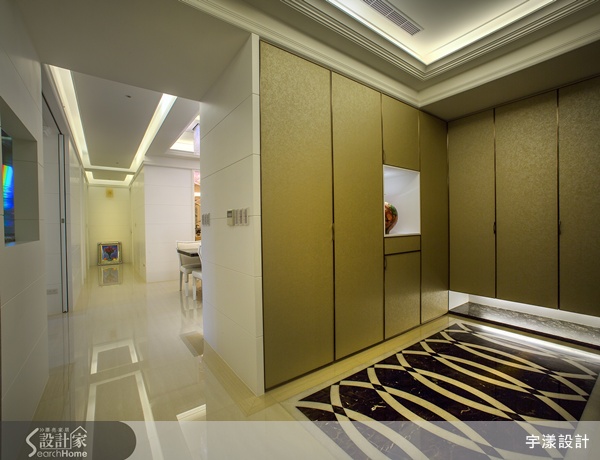 走進這間位於台北市的新成屋,從玄關地面的大理石地坪