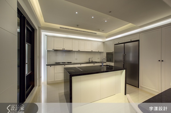 走進這間位於台北市的新成屋，從玄關地面的大理石地坪