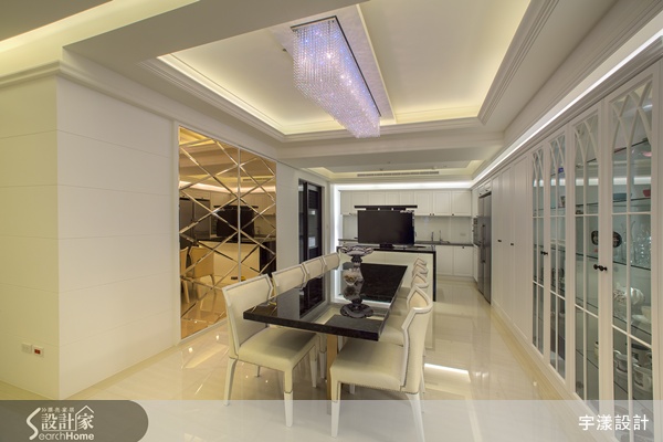 走進這間位於台北市的新成屋,從玄關地面的大理石地坪