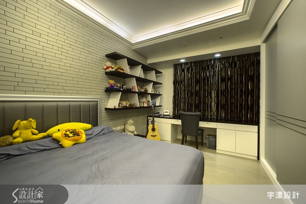 走進這間位於台北市的新成屋，從玄關地面的大理石地坪