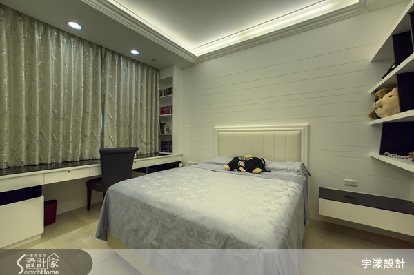 走進這間位於台北市的新成屋,從玄關地面的大理石地坪