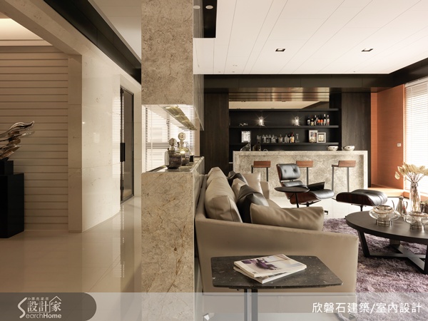 端上一杯酒，放上一首喜愛的音樂，在迷離的燈光下，享