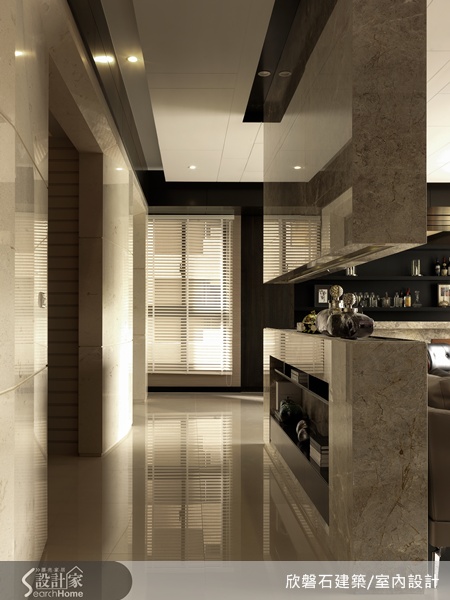 端上一杯酒，放上一首喜愛的音樂，在迷離的燈光下，享