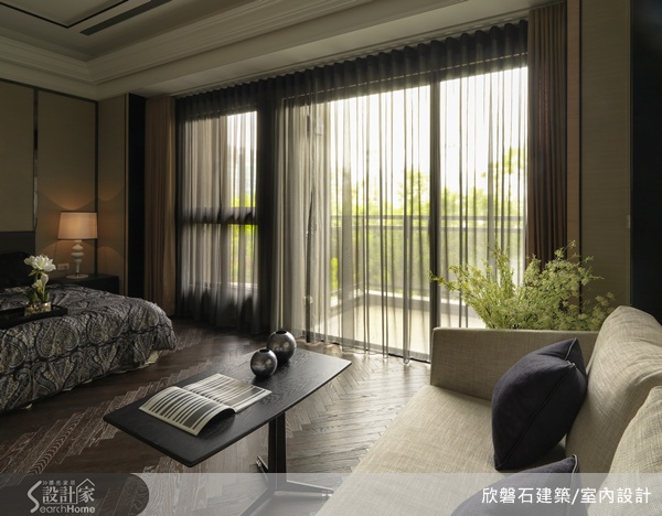 端上一杯酒，放上一首喜愛的音樂，在迷離的燈光下，享