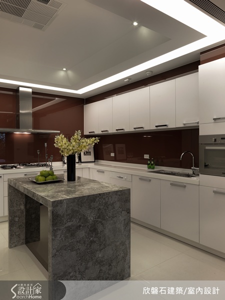 端上一杯酒，放上一首喜愛的音樂，在迷離的燈光下，享