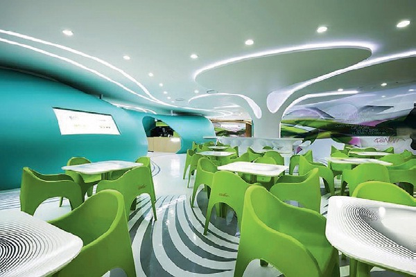 經常一身粉紅色，被譽為塑膠詩人，以藝術風格聞名世界