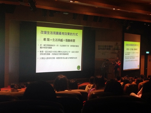 8月14日這天傍晚下著大雨，卻仍有許多設計師及民眾前