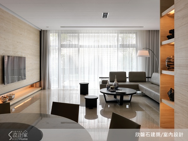 當風再次吹動，漣漪層層交錯並散去，而這時天空灑下的