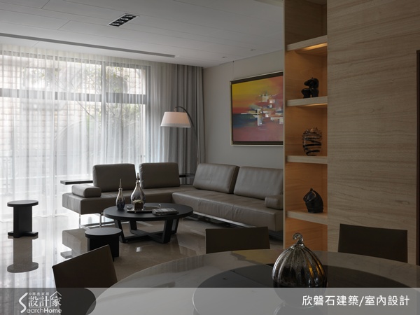 當風再次吹動，漣漪層層交錯並散去，而這時天空灑下的