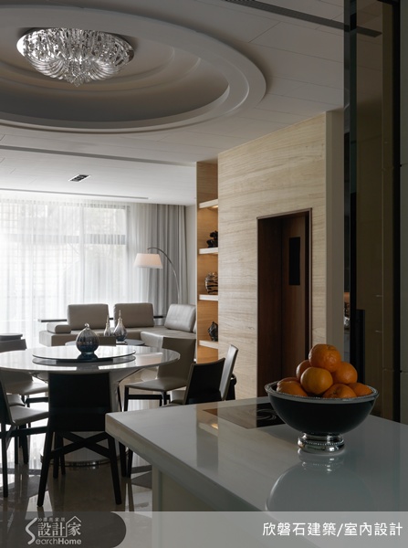 當風再次吹動，漣漪層層交錯並散去，而這時天空灑下的