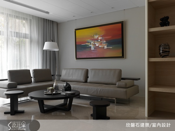 當風再次吹動，漣漪層層交錯並散去，而這時天空灑下的