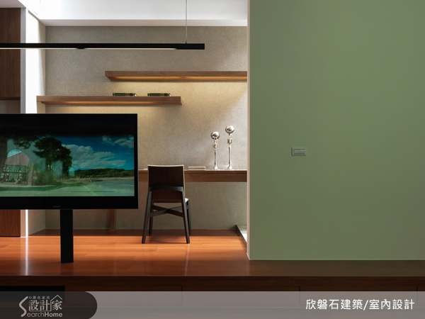 當風再次吹動，漣漪層層交錯並散去，而這時天空灑下的