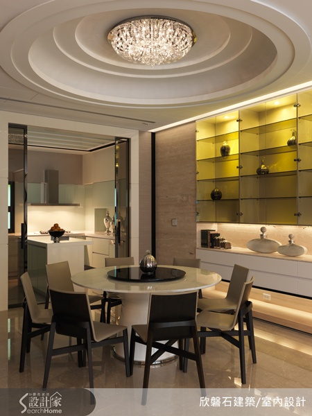 當風再次吹動，漣漪層層交錯並散去，而這時天空灑下的