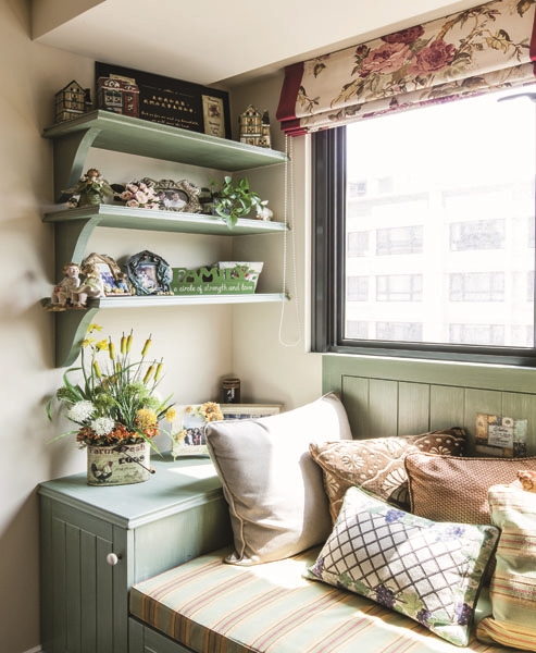 鄉村雜貨風的佈置元素包含各式各樣盛開的花朵圖案、植