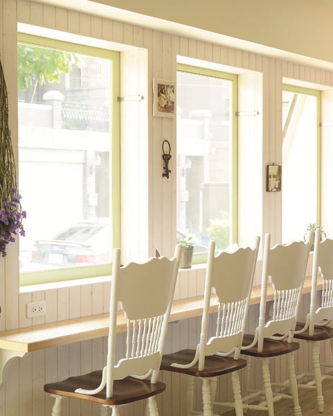 鄉村雜貨風的佈置元素包含各式各樣盛開的花朵圖案、植